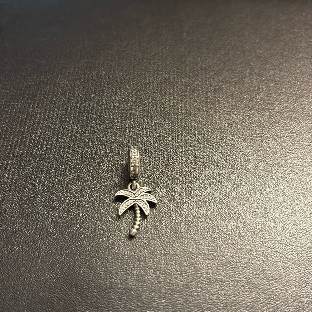 Palm tree charm. VGUC.